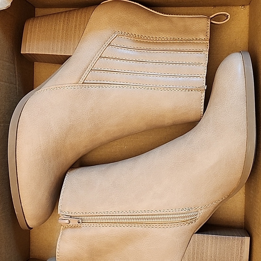 New tan/cream boots